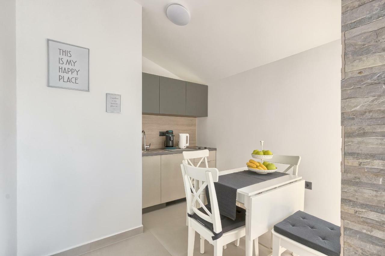 Apartments La Mer Pula Exterior photo