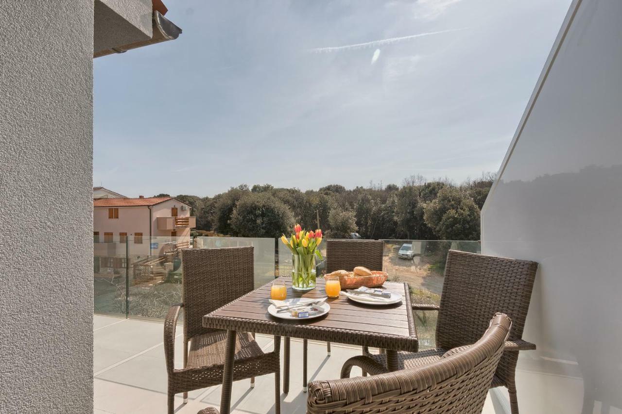 Apartments La Mer Pula Exterior photo